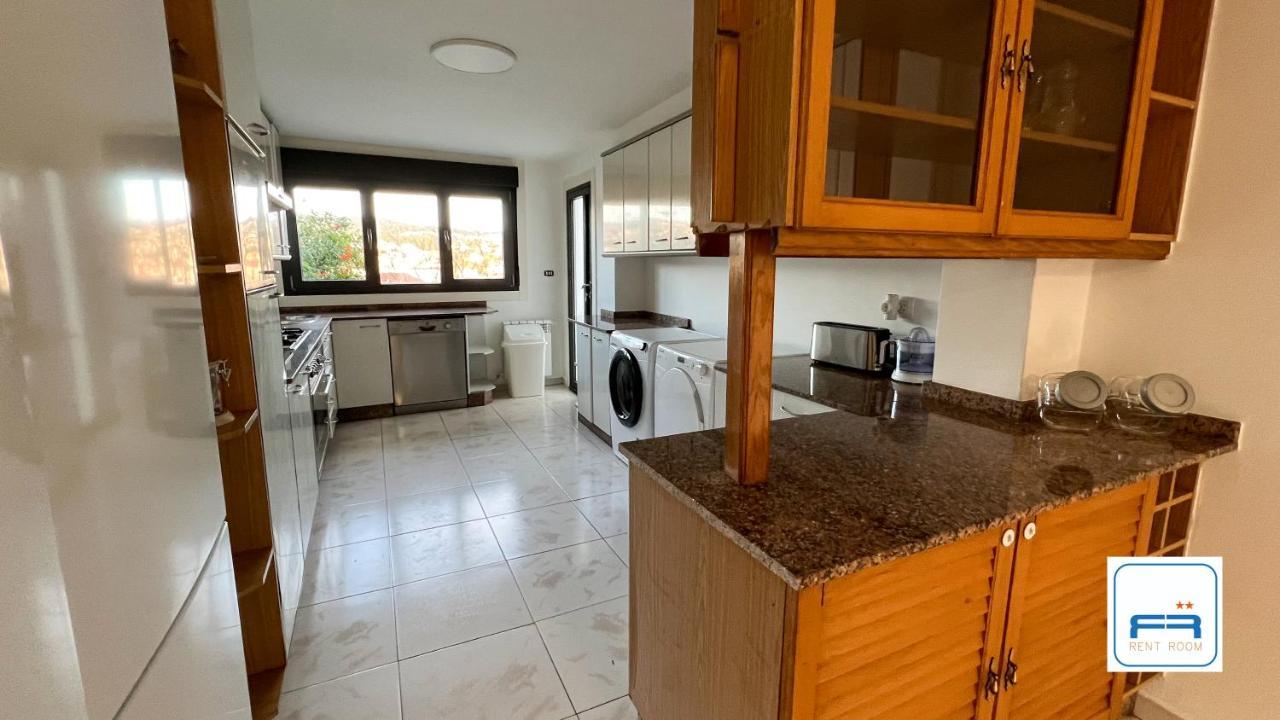Amplia Casa De 9 Hab, Cabral. Holiday home Vigo